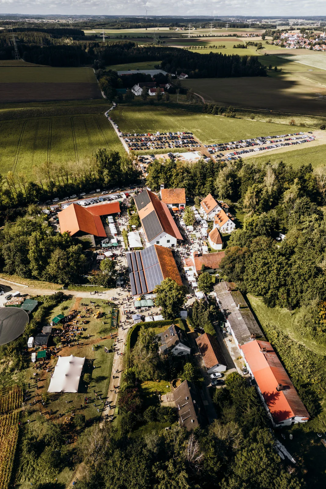 Außengelände und Innenhof des Hofgut Sickertshofen bei München mit 40.000 qm Hofgelände und Wiesenflächen
