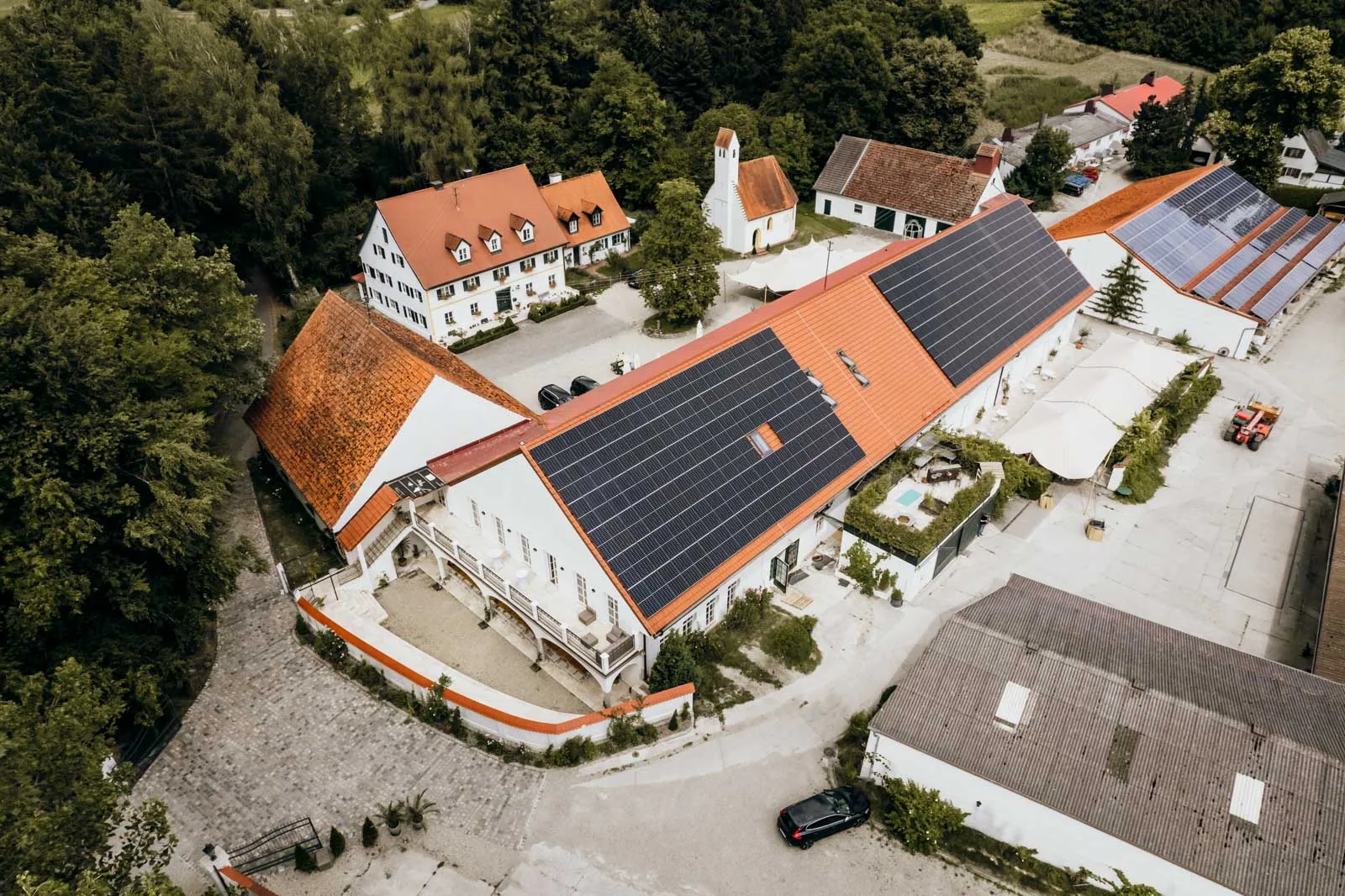 Hausmesse im Gewölbesaal der Eventlocation Sickertshofen bei München mit Fahrzeugausstellung