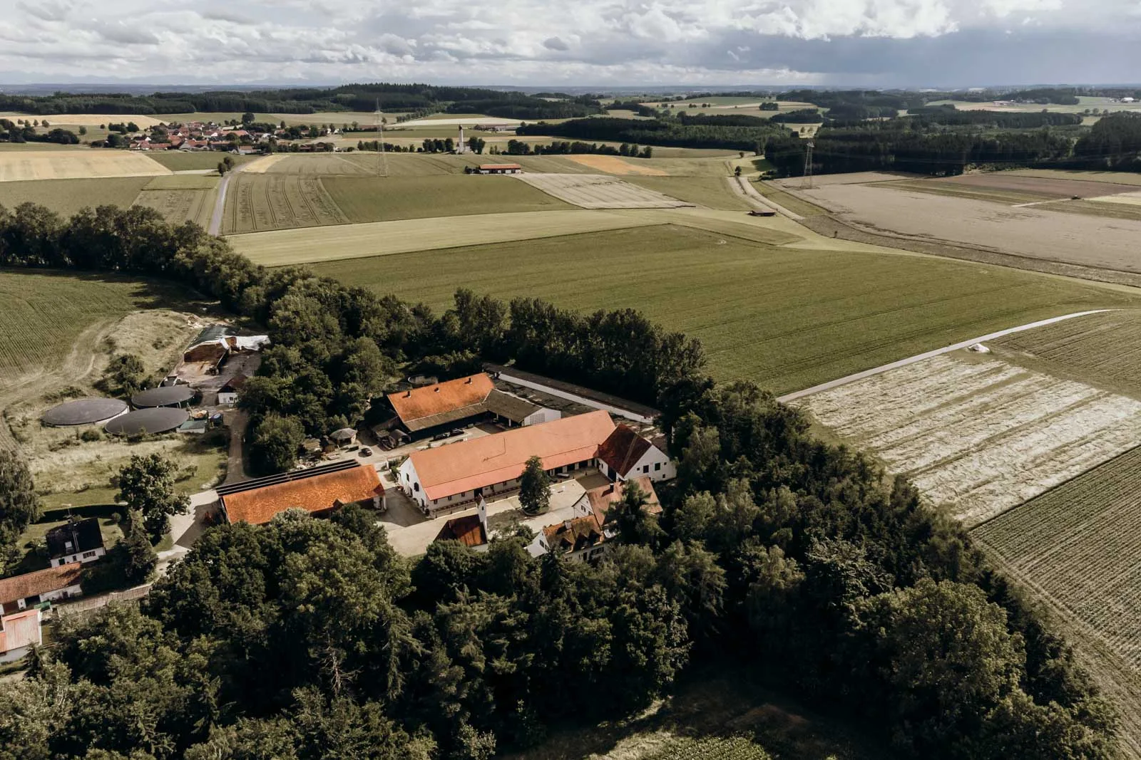 Luftbild vom Hofgut Sickertshofen als Eventlocation im Münchner Umland mit großen Außenflächen
