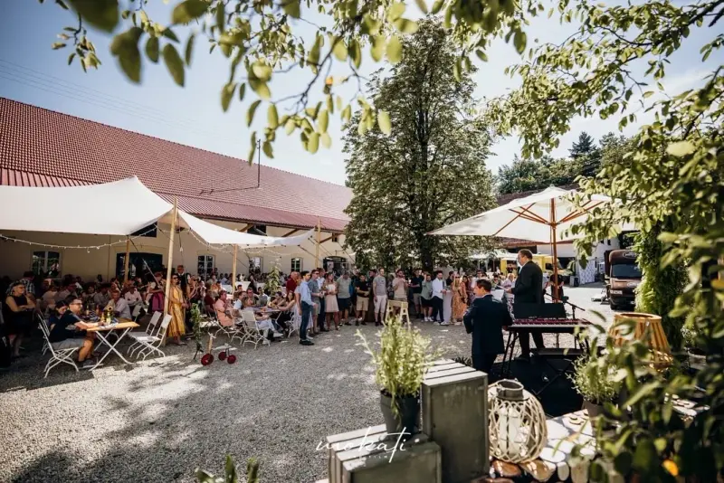Live music in the courtyard of Hofgut Sickertshofen during a corporate event